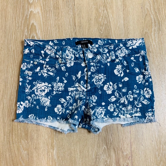 Forever 21 Pants - 🎉5 for $25🎉 Forever 21 Floral Denim Shorts